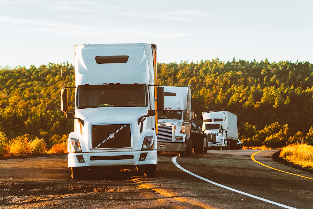 Transport ciężarowy międzynarodowy: Skuteczność i wyzwania globalnej logistyki