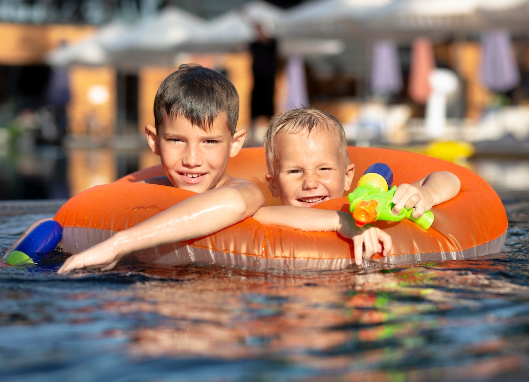 Jak bezpieczne i efektywne metody nauczania pływania wpływają na rozwój dzieci?